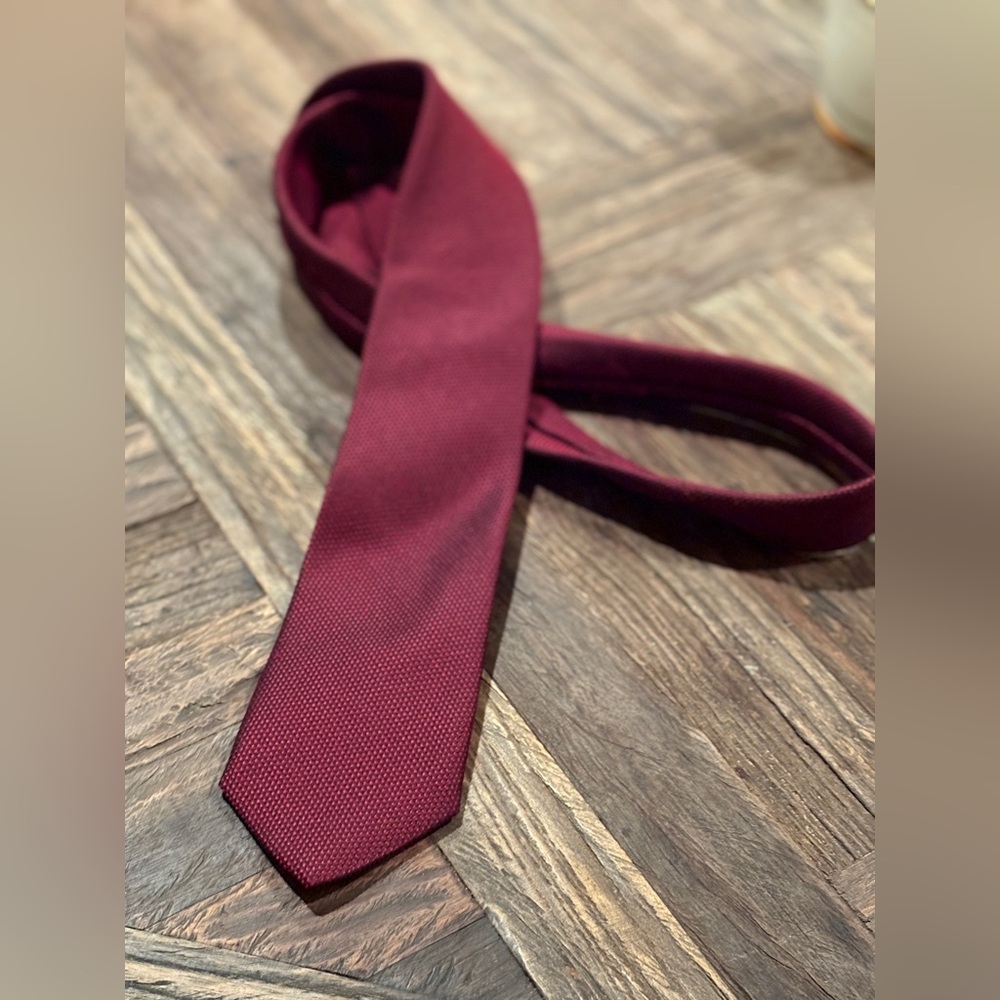Vintage Saks Fifth Avenue, Deep Crimson Neck Tie, Nice Pre owned condition
